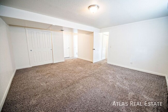 Building Photo - 2001 W Caspian Pl