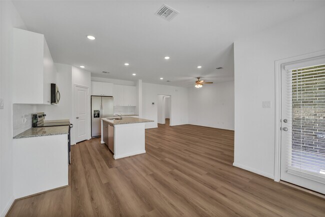 Building Photo - 13614 Pine Dr