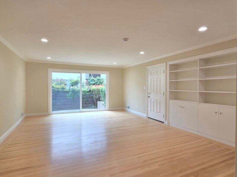 Building Photo - 280 Waverley St