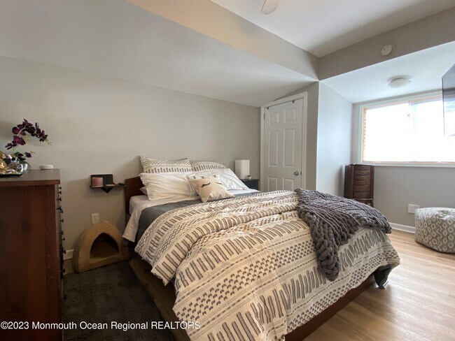 Building Photo - 809 16th Ave