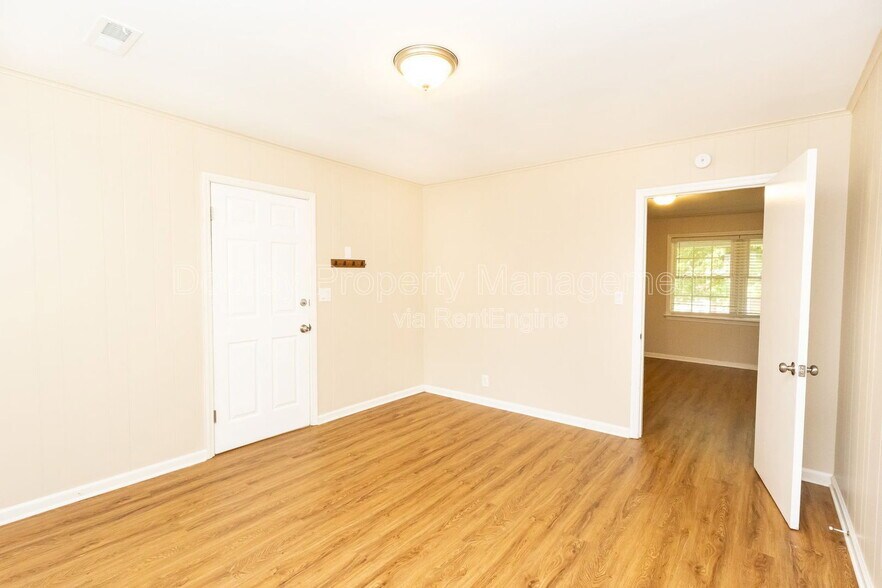 Building Photo - 207 Memorial Dr