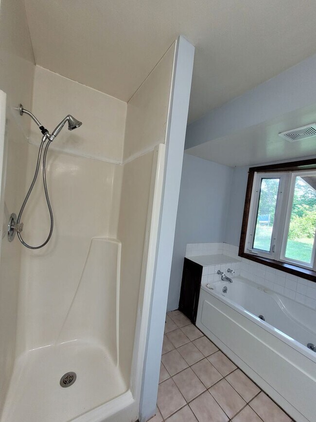 Building Photo - Cute 2 Bedroom 1 Bath with bonus room!