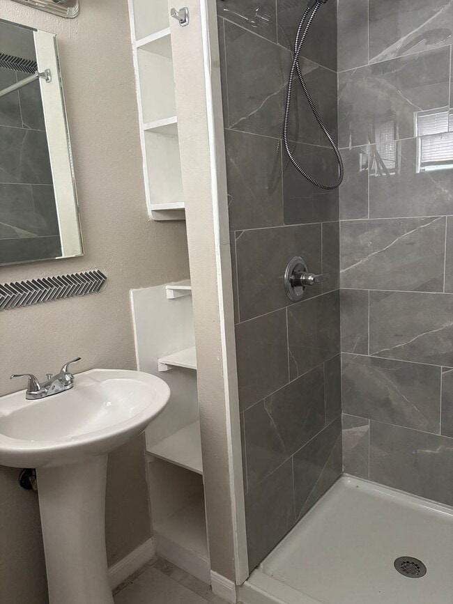 Building Photo - 4/2 on Washington St in Sherman!