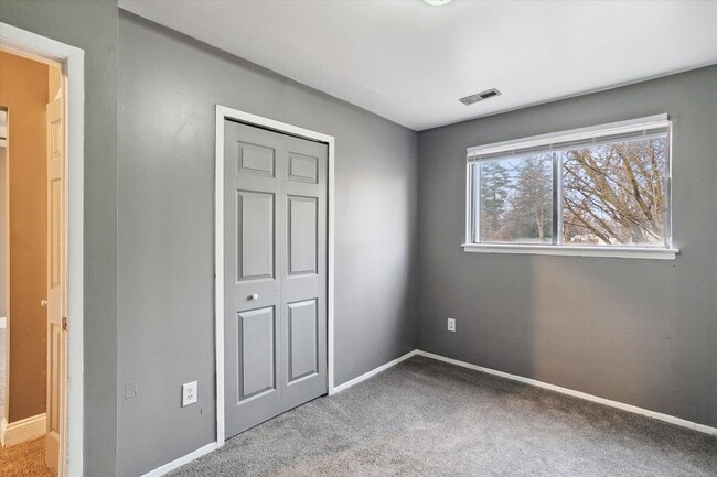 Building Photo - $1,250 - 3 bedroom 1 bath