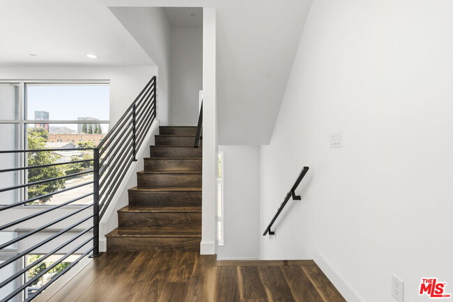 Building Photo - 6021 W Beachwood Ln