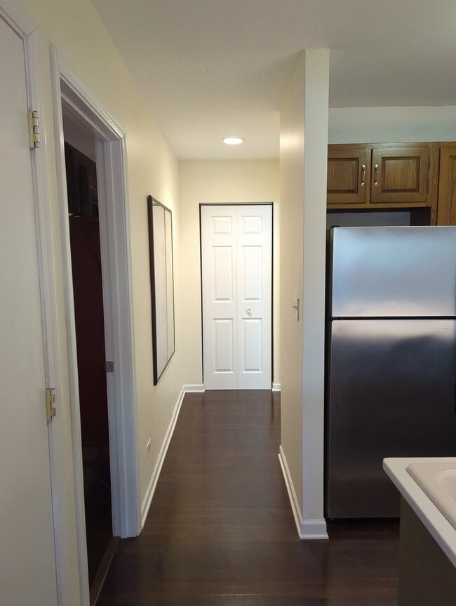 Building Photo - 5529 E Lake Dr