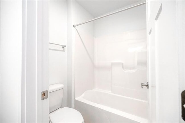 Building Photo - 123 Foxhound Dr