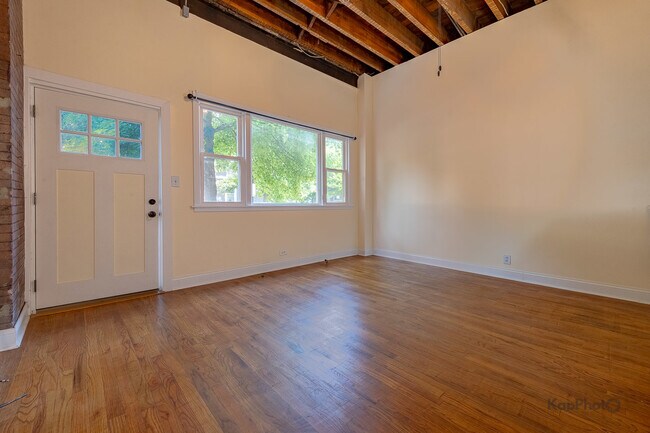 Building Photo - 2955 N Spaulding Ave