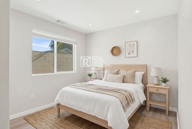 Building Photo - 996 S Siet Pl