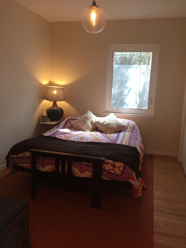 Building Photo - Cute Berkeley bungalow blocks from N. Berk...
