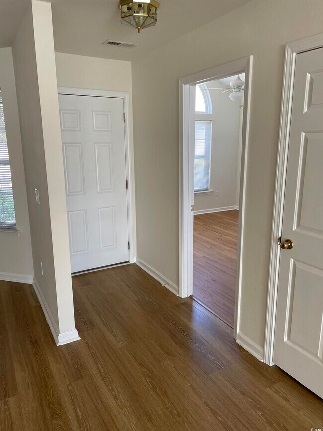 Building Photo - 204 Bittersweet Ln