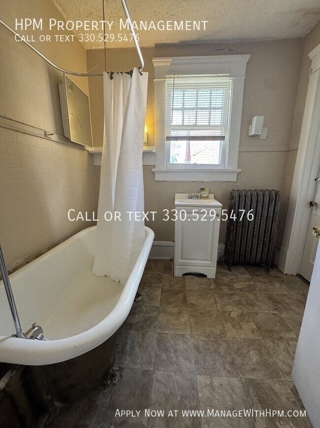 Building Photo - 1307 Woodland Ave NW