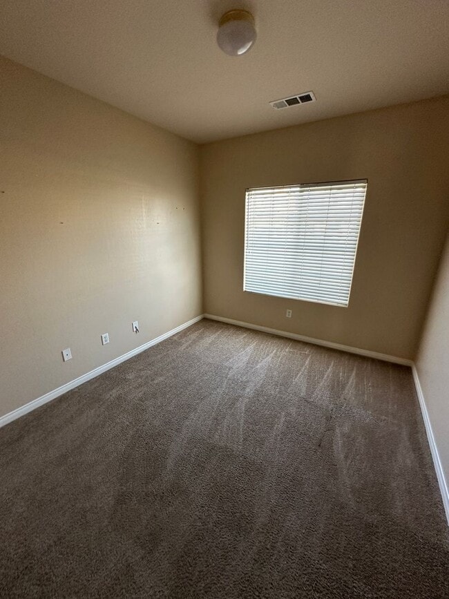 Building Photo - Spacious and inviting 4-bedroom, 2-bathroom home in a desirable Bakersfield neighborhood!