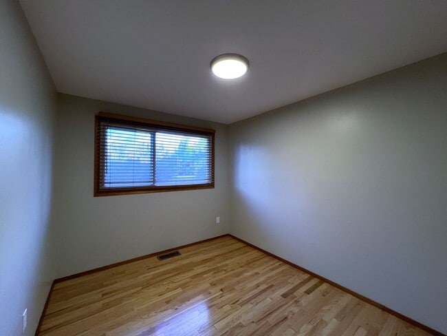Building Photo - North Burien Rambler home - 3 bedrooms and...