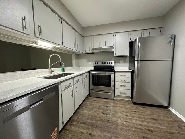 Building Photo - 255 E Court of Shorewood