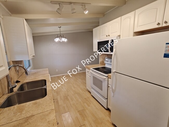 Building Photo - 5901 N Oracle Rd