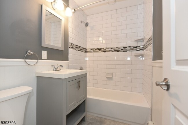 Building Photo - 105 Parkway