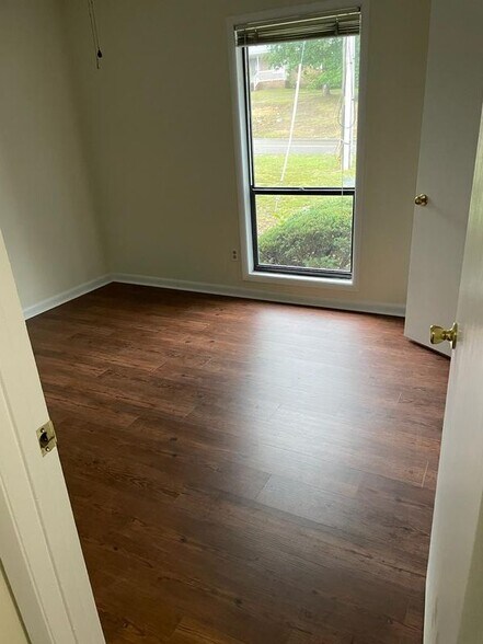 Building Photo - 921 Odom Dr