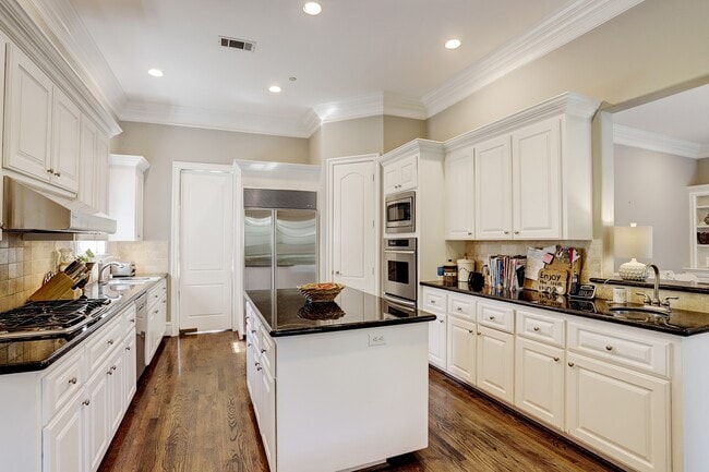 Building Photo - 11328 Surrey Oaks Ln