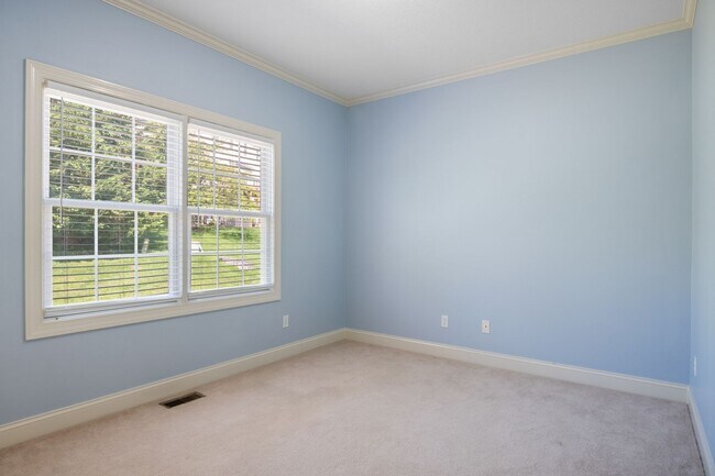 Building Photo - 3 bed/2 1/2 Bath. Pet Friendly, Pool,