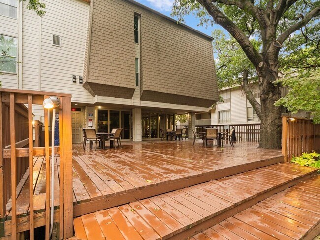 Building Photo - Great Oak Lawn Location!