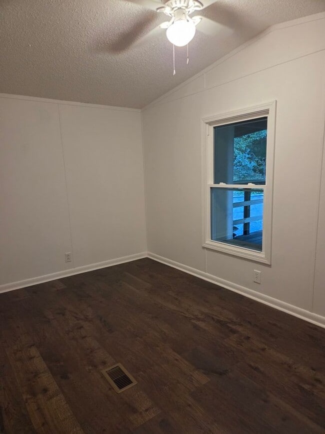 Building Photo - $1,700 - 2 Bedroom / 1 Bath Newly Remodeled Home in the Balsam Community