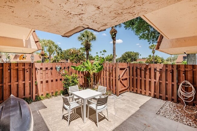 Building Photo - 825 Center St