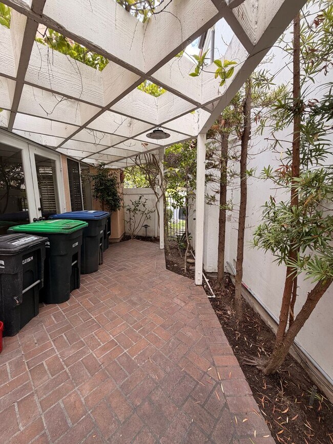 Building Photo - Beautiful 3 Bedroom, 2.5 Bathroom Newport ...