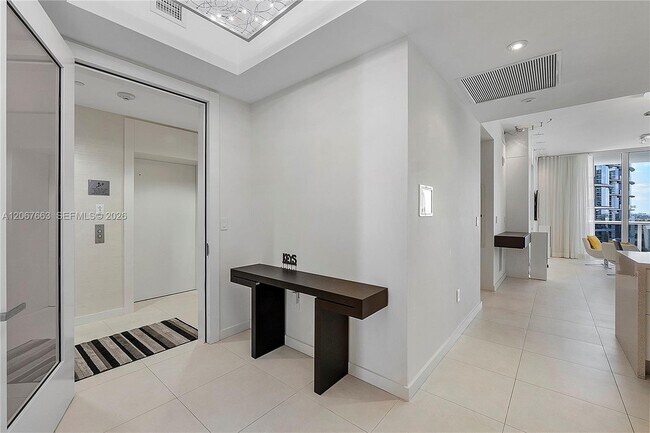 Building Photo - 15811 Collins Ave