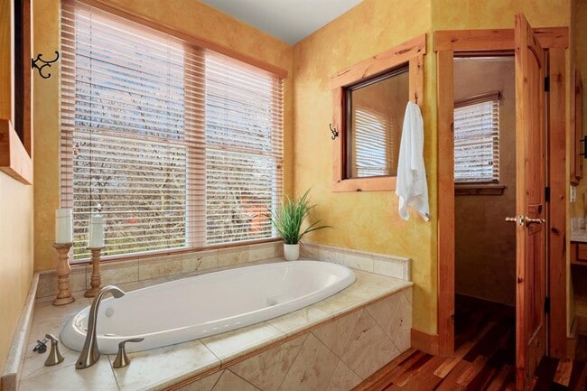 Building Photo - 912 E 51st St