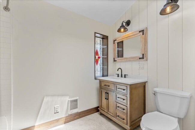 Building Photo - Beautiful Three Bedroom Home on Half Ac...