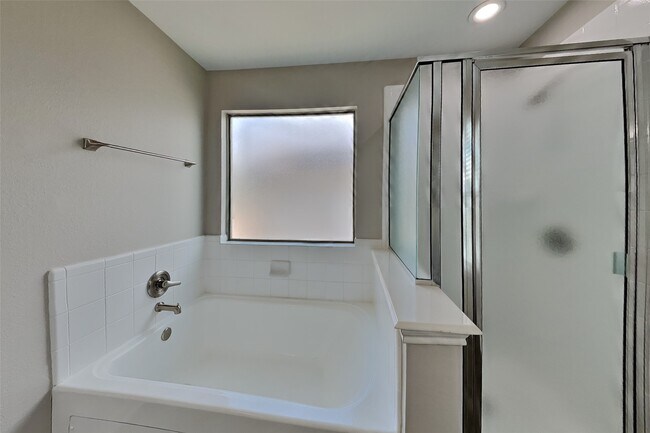 Building Photo - 2902 Crestbrook Bend Ln