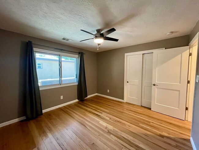 Building Photo - Large 3 Bedroom 2.5 Bathroom Home In The NE!