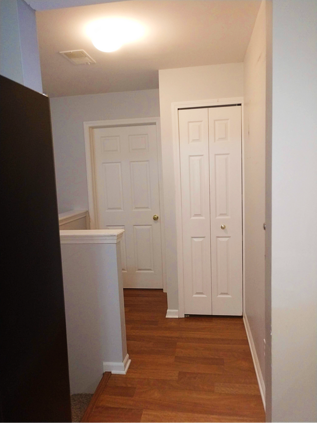 Building Photo - Upper Condo in Woodside Meadows
