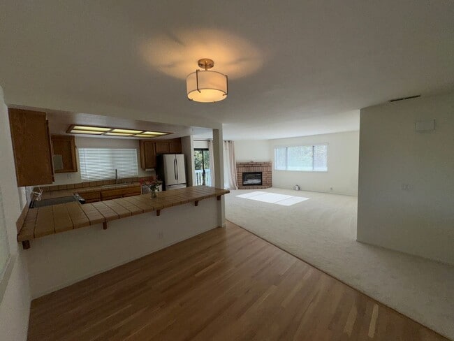 Building Photo - Walking distance to beaches, restaurants, 3 bedroom, 2 bathroom, upstairs level of home