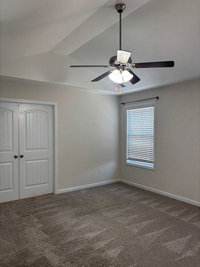 Building Photo - 5 bedroom 3 bath home in Pocalla Springs