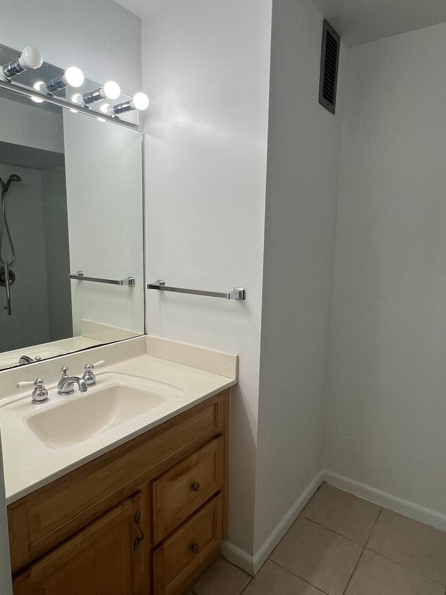 Building Photo - Kukui Plaza - 3 Bedroom 2 Bath 1 Parking