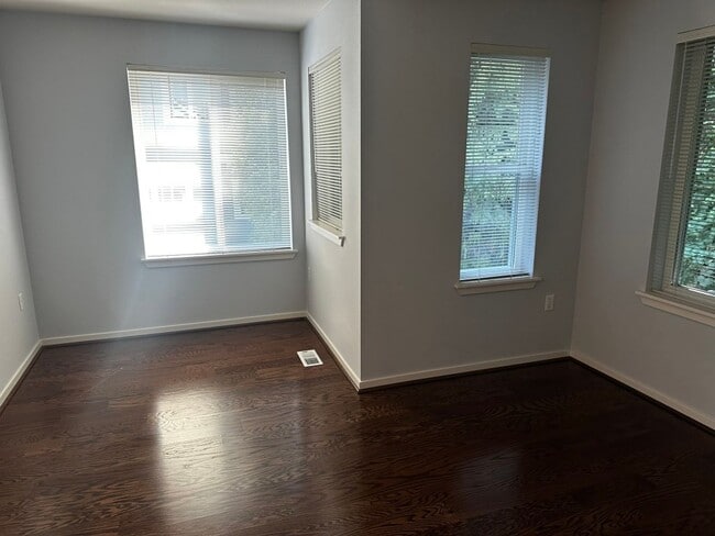 Building Photo - 3Bd/2.5Ba Bellevue Townhouse