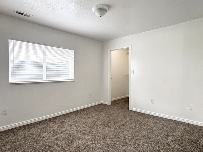 Building Photo - Bright & Spacious Rambler in Rose Park!