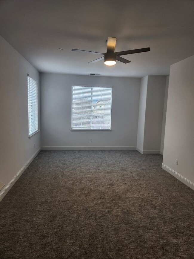 Building Photo - Great Santa Rosa Neighborhood 3 Bedroom, 2.5 Bathrooms