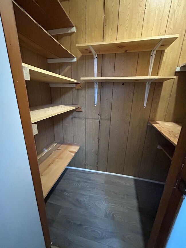 Building Photo - 3 Bedroom 2 Bathroom Apartment Near Gundersen