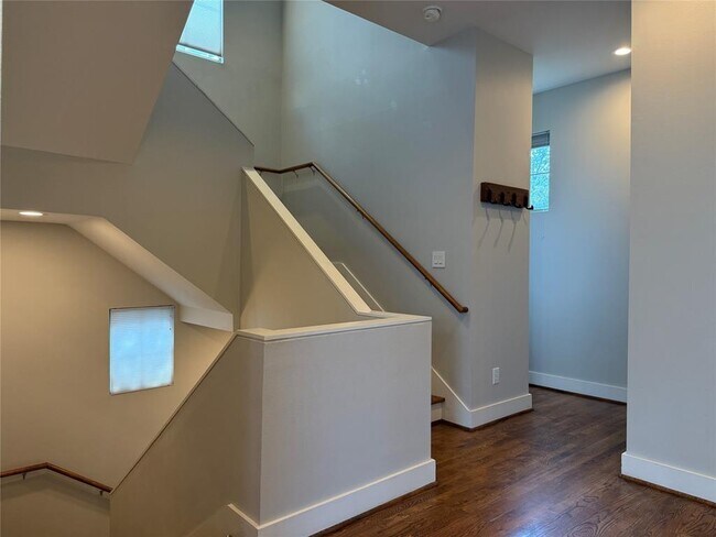 Building Photo - 2125 Roy St