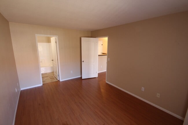 Building Photo - Delightful 2 Bedroom 2 Bath Condo in UTC