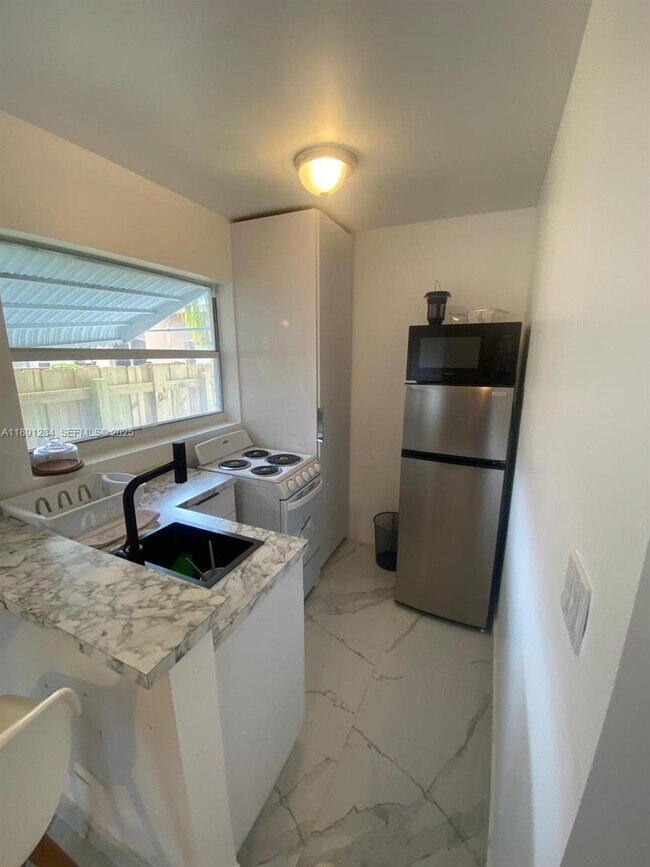 Building Photo - 2631 Fillmore St