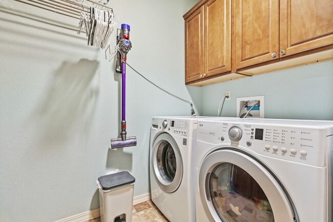 Building Photo - Prestine 4 bedroom home near the Golf Course