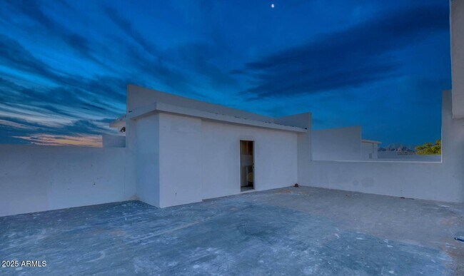 Building Photo - 838 S Farmer Ave