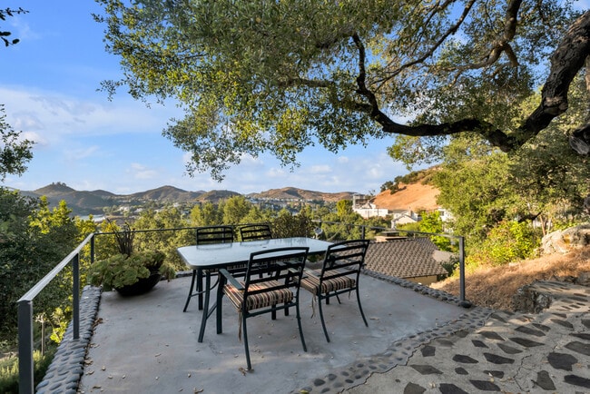 Building Photo - 314 Upper Lake Rd