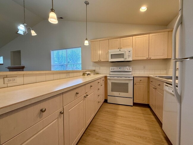 Building Photo - COME TAKE A LOOK AT THIS BEAUTIFUL NEWLY UPDATED HOME IN REDMOND!!