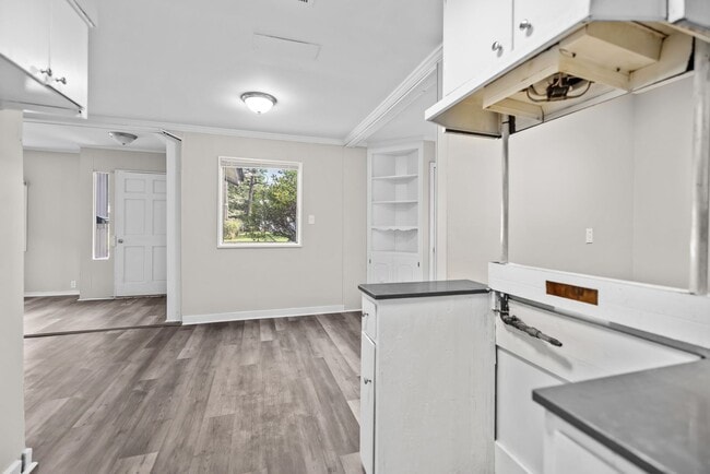 Building Photo - Charming 4 Bedroom, 2 Bathroom house