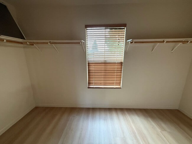 Building Photo - 2424 Sandpiper Ln